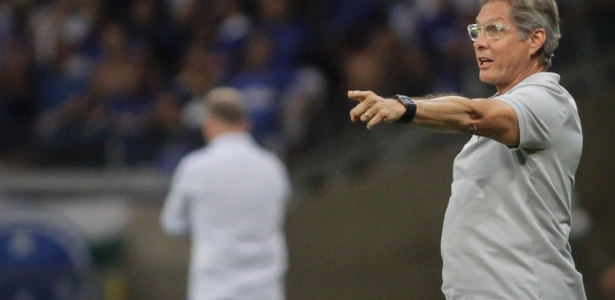 Eliminado na chegada, Oswaldo quer Corinthians mais agressivo em reta final