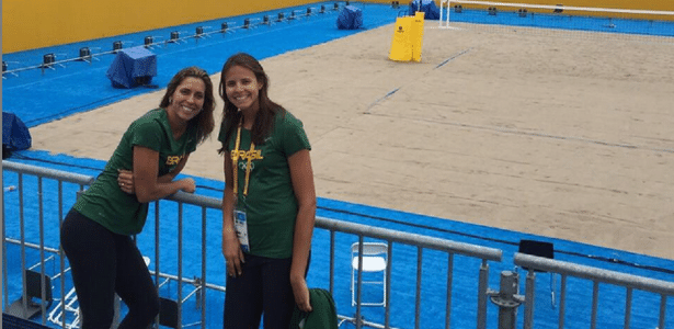 Lili (à esq.) e Carol Horta na arena do vôlei de praia