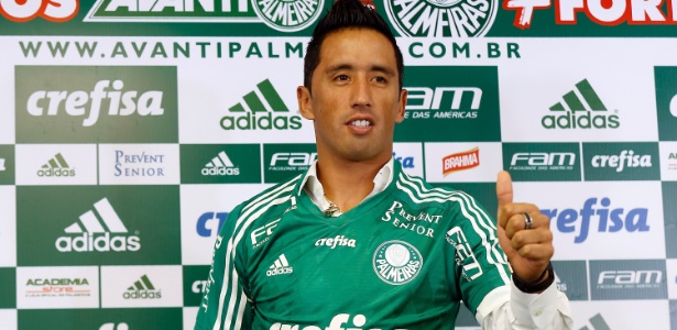 Barrios recebe a 10 de Valdivia e diz que preferiu Palmeiras a Europa