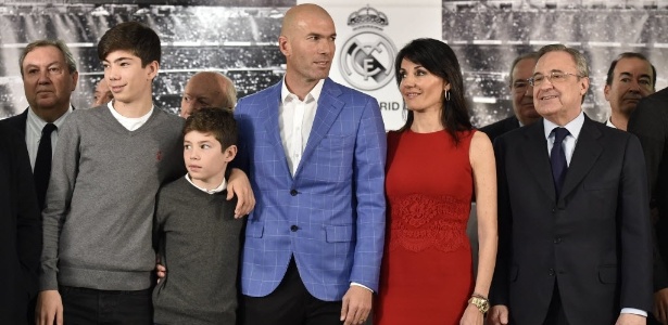 Zidane é nomeado novo treinador do Real e posa com os filhos e a mulher Veronique