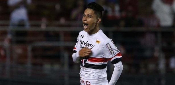 Luiz Araújo comemora gol marcado contra o Corinthians