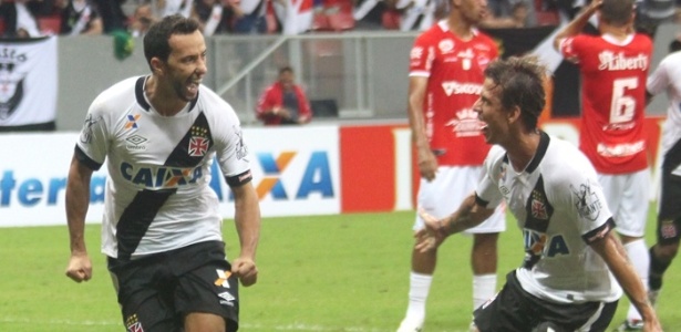 Nenê comemora seu gol de pênalti contra o Vila Nova junto com o volante Diguinho