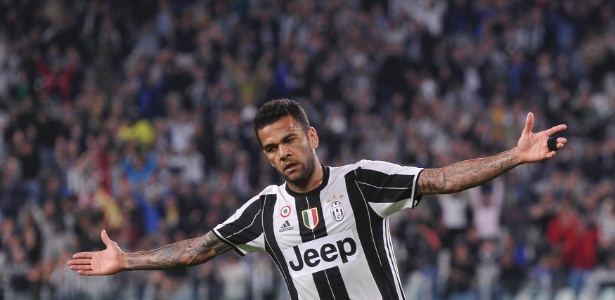 Com Daniel Alves, Juventus joga mais pelas laterais do que na temporada passada