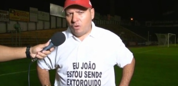 O técnico e dono do Guaratinguetá, João Telê, utilizando camiseta contra site esportivo