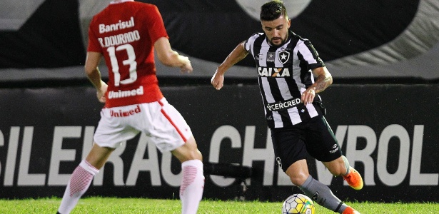Victor Luis cita questão com Palmeiras, mas diz estar feliz no Botafogo