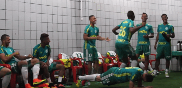 Destaque da zaga alviverde, Yerri Mina é também o rei do 'salsa choke'