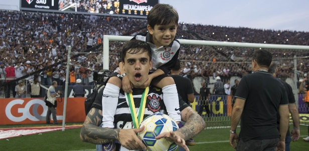 Fagner exalta retorno da tranquilidade por vitória e compara Carille a Tite