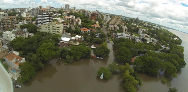 Casas em Uruguaiana, no Rio Grande do Sul, ficam em meio à água de alagamento provocado por chuvas