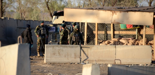 Soldados afegãos montam guarda diante do aeroporto de Kandahar, no sul do Afeganistão
