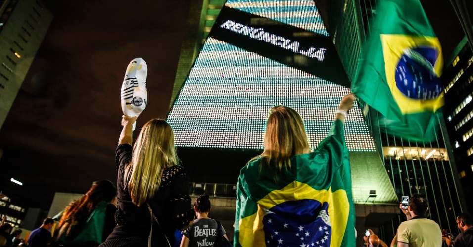 Manifestantes protestam na Avenida Paulista, em São Paulo, depois da nomeação do ex-presidente Luiz Inácio Lula da Silva como ministro-hefe da Casa Civil, no governo de Dilma Rousseff. O prédio da Fiesp passou a exibir a frase: 'Renúncia já' (Foto: Nelson Antoine/Frame/Estadão Conteúdo)