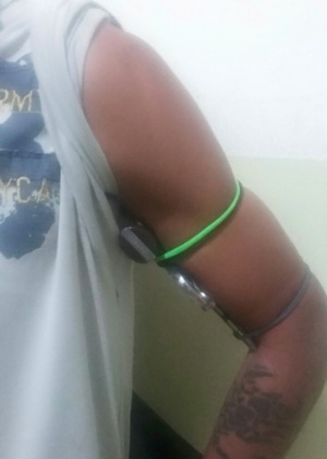 Assaltantes estão tentando burlar a revista policial escondendo armas em braceletes improvisados