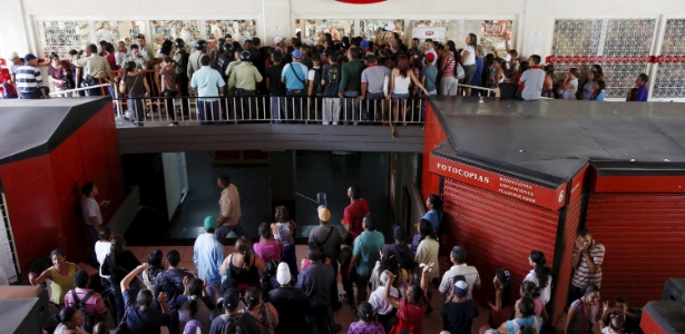 Fila para entrar em mercado para comprar alimentos básicos em Caracas