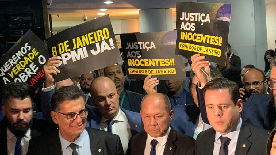 Em fevereiro, oposição pressiona com cartazes Rodrigo Pacheco, presidente do Congresso, para dar andamento ao processo de instalação da CPI sobre atos golpistas