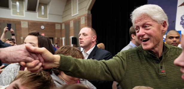 Clinton abraça eleitores em campanha para Hillary em colégio de Mason City, Iowa