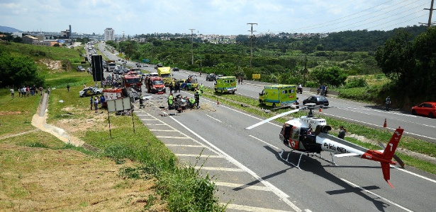 Um carro cruzou a pista e atingiu de frente outro em estrada na cidade de Jundiaí
