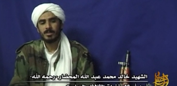 13set2012---o-sequestrador-e-terrorista-saudita-khalid-muhammad-abdullah-al-mihdhar-em-um-video-gravado-pela-al-qaeda-e-divulgado-por-ocasiao-do-decimo-primeiro-aniversario-do-11-de-setembro-1462557232475_615x300.jpg