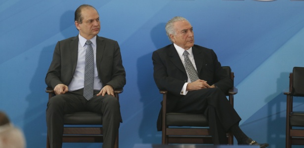 O ministro da Saúde, Ricardo Barros, ao lado do presidente Michel Temer