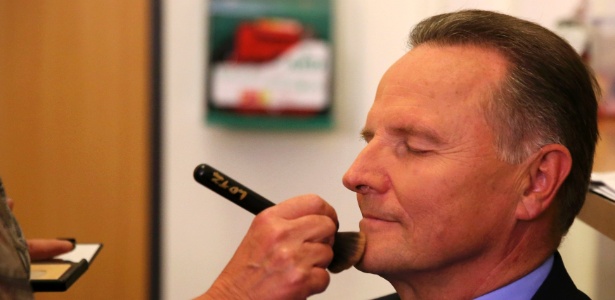 Candidato Georg Pazderski, do partido Alternativa para a Alemanha (AfD), se prepara em estúdio de TV após as eleições deste domingo