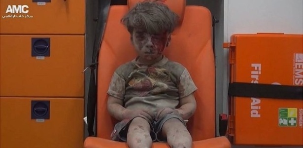 Imagem do menino foi captada após resgate em prédio bombardeado em Aleppo