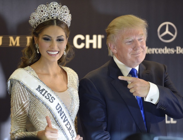 10.nov.2013 - Donald Trump posa para foto ao lado da Miss Universo 2013 Gabriela Isler após competição em Moscou, na Rússia