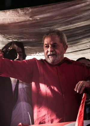 Lula fala durante manifestação na avenida Paulista a favor do governo Dilma Rousseff, na sexta-feira (18), em São Paulo