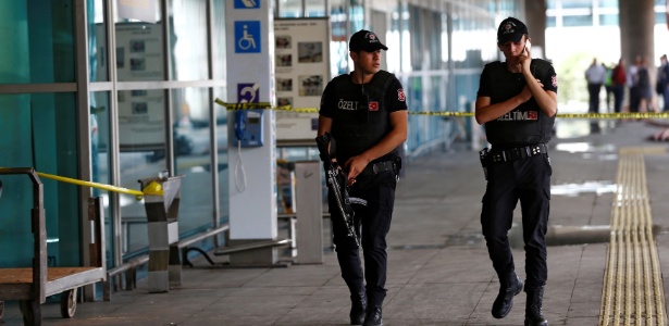 Osman Orsal/Reuters Policiais fazem ronda no aeroporto de Ataturk, em Istambul, no dia seguinte ao atentado