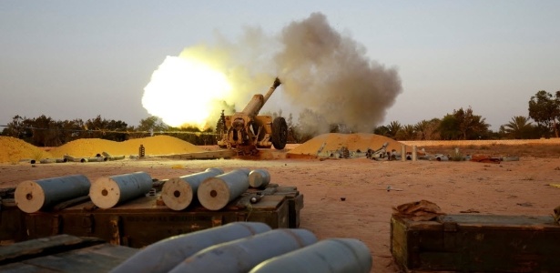 12.jul.2016 - Forças líbias aliadas aos Estados Unidos e apoiados pela artilharia norte-americana atiram contra posições de integrantes do Estado Islâmico, em Sirte, na Líbia