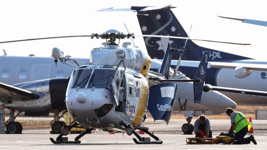 Helicóptero que trabalha em missão de resgate de avião militar dos EUA que caiu em ilha remota na Austrália