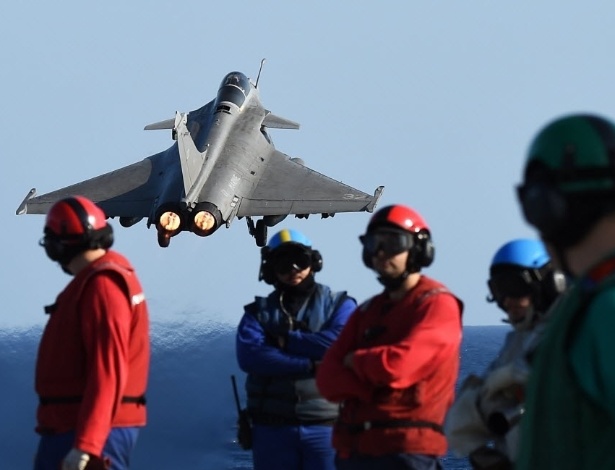 Caças franceses decolaram do porta-aviões Charles de Gaulle, no mar Mediterrâneo, para missões sobre as áreas controladas pelo grupo Estado Islâmico (EI) no Iraque e na Síria