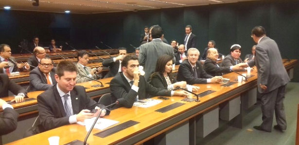 Deputados do PP durante reunião na Câmara dos Deputados para decidir a saída do governo Dilma Rousseff