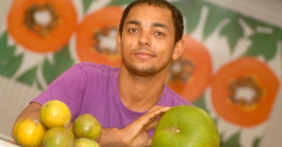  - 28mai2013---edmundo-souza-santos-27-mostra-uma-laranja-gigante-de-16-kg-cultivada-em-sua-propriedade-em-sao-felipe-ba-na-manha-desta-terca-feira-28-segundo-edmundo-existem-outras-20-laranjas-1369760467151_956x500