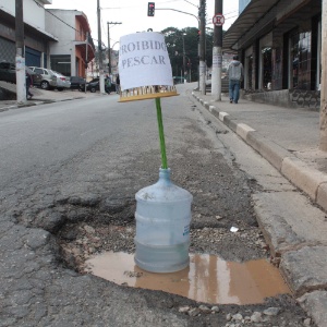  - 31mai2013---placa-de-proibido-pescar-e-colocada-em-um-buraco-na-manha-desta-sexta-feira-31-na-rua-geraldo-fraga-de-oliveira-no-jardim-sao-luis-na-zona-sul-de-sao-paulo-a-rua-e-uma-principal-via-1370014856471_300x300