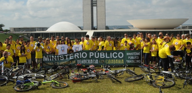 Passeio ciclístico reúne centenas de pessoas em Brasília (DF) na manhã deste domingo (2) contra PEC37 37