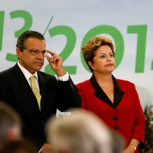 4.jun.2013 - A presidente Dilma Rousseff à esquerda do presidente da Câmara, Henrique Eduardo Alves (PMDB-RN), durante o lançamento do Plano Agrícola e Pecuário, no Palácio do Planalto, em Brasília
