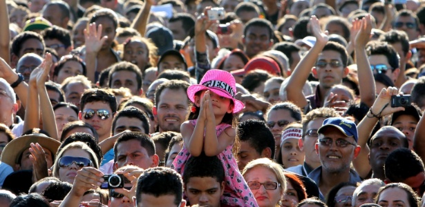 Criança participa de manifestação em frente ao Congresso Nacional, em Brasília, a favor da liberdade religiosa e contrária ao casamento gay e ao aborto