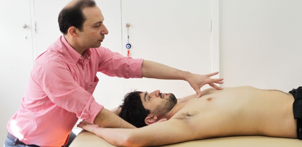 Carlos Barreiros (à esq.) diz que seu método visa reajustar as sensações e reequilibrar a imagem corporal