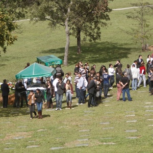 O corpo da juíza Glauciane Chaves de Melo, 42, é enterrado no cemitério Parque Renascer, em Contagem, região metropolitana de Belo Horizonte (MG), na manhã deste domingo (9)