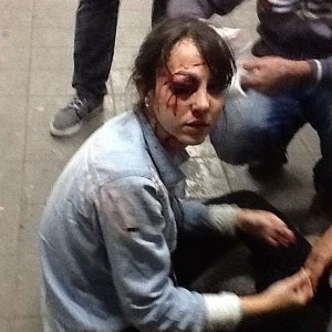 Imagem reproduzida da página do Estadão mostra a repórter logo após ter sido atingida