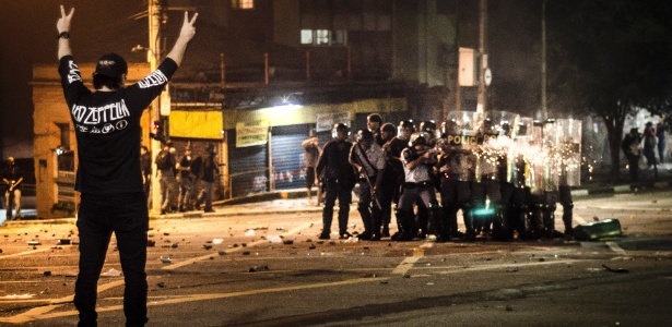 Manifestante sozinho observa policiais atirando bombas e balas de borracha contra as pessoas no cruzamento das ruas da Consolação e Caio Prado, no centro de São Paulo