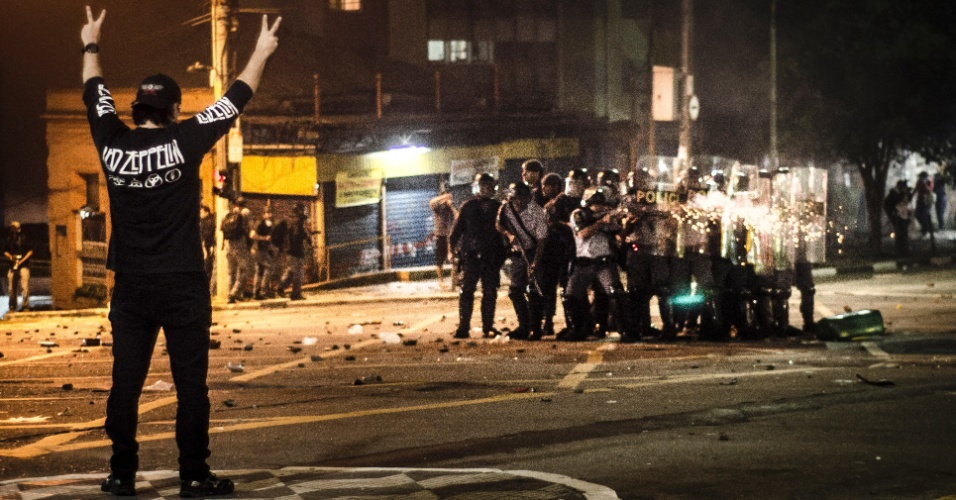  - 13jun2013---manifestante-sozinho-observa-policiais-atirando-bombas-e-balas-de-borracha-contra-as-pessoas-no-cruzamento-das-ruas-da-consolacao-e-caio-prado-no-centro-de-sao-paulo-1371195755911_956x500