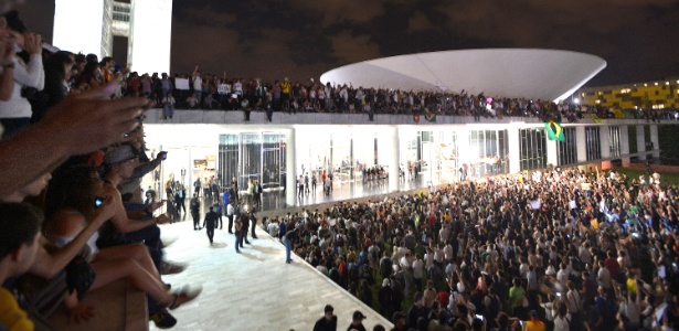 Em Brasília, após serem contidos por um cordão de isolamento da Polícia Militar, manifestantes conseguiram furar o bloqueio e invadiram a área externa do Congresso Nacional no dia 17 de junho