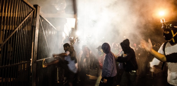 Grupo de manifestantes se reúne diante do Palácio dos Bandeirantes, sede do governo paulista, no bairro do Morumbi, e tenta, ora à força, ora negociando com os policias que fazem a guarda, entrar no edifício