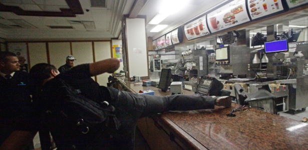 Vândalos invadem loja do McDonald's e provoca destruição durante protesto no centro de São Paulo