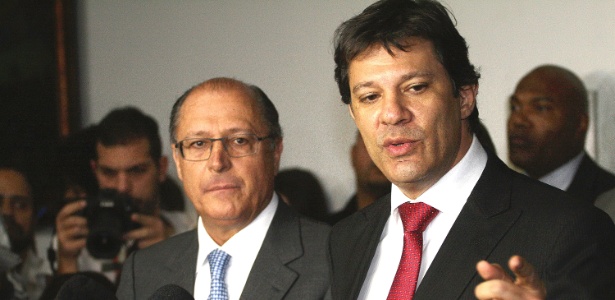 A partir da esq., o governador do Estado, Geraldo Alckmin (PSDB), e o prefeito de São Paulo, Fernando Haddad (PT), anunciam a redução da tarifa de ônibus, metrô e CPTM