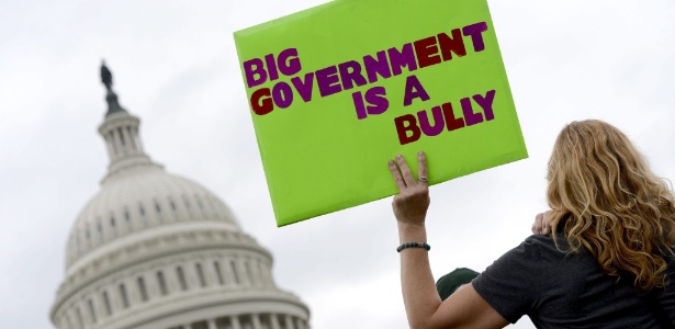 Simpatizantes do movimento direitista norte-americano Tea Party protestam em frente ao Capitólio
