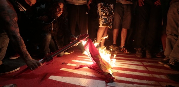 Manifestantes queimam bandeira do PT durante protesto na avenida Paulista na quinta-feira (20)