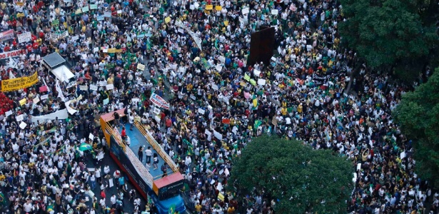 Manifestantes se concentram em frente à igreja da Candelária, no centro do Rio de Janeiro