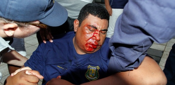 Protesto tem confronto em polícia e manifestantes em frente à Prefeitura de Belém (PA); ao menos um policial ficou ferido
