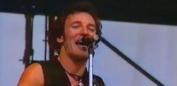 Bruce Springsteen canta "Chimes of freedom" para uma multidão em Berlim Oriental, em 1988