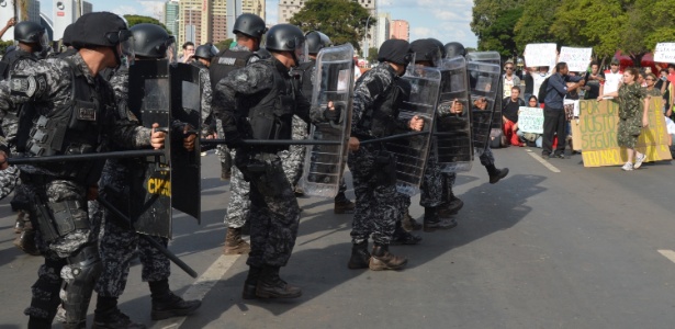 Polícia militar confronta manifestantes em Brasília, a exemplo do que ocorreu em diversas cidades e capitais do país